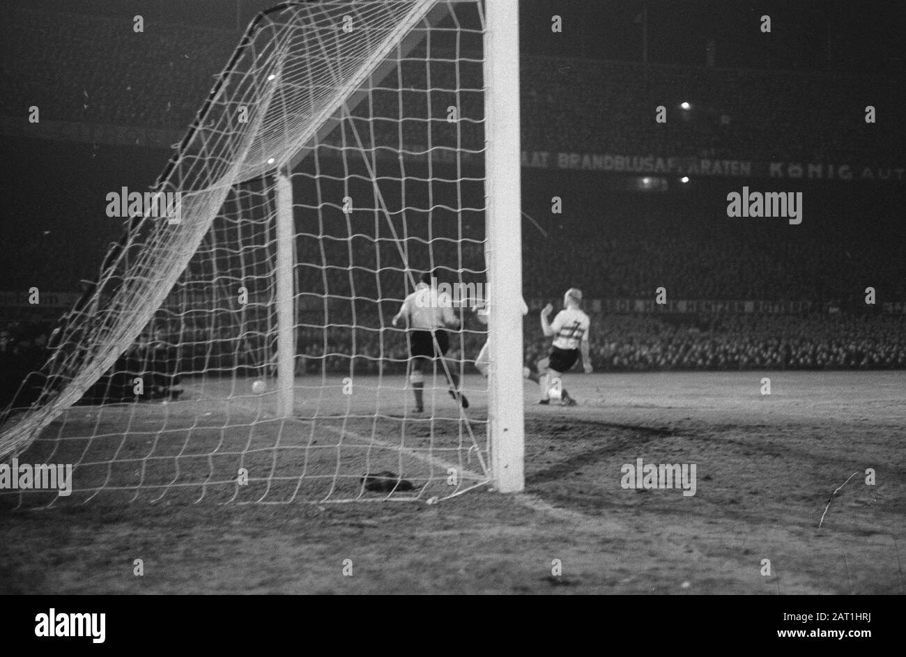 Coupe Europa 1. Feyenoord contre Reims 1-1. Moments de jeu [Piet Kruiver shotting Next] Date: 13 mars 1963 lieu: Rotterdam, Zuid-Holland mots clés: Sport, football Nom personnel: Kruiver, Piet Nom de l'institution: Feyenoord Banque D'Images
