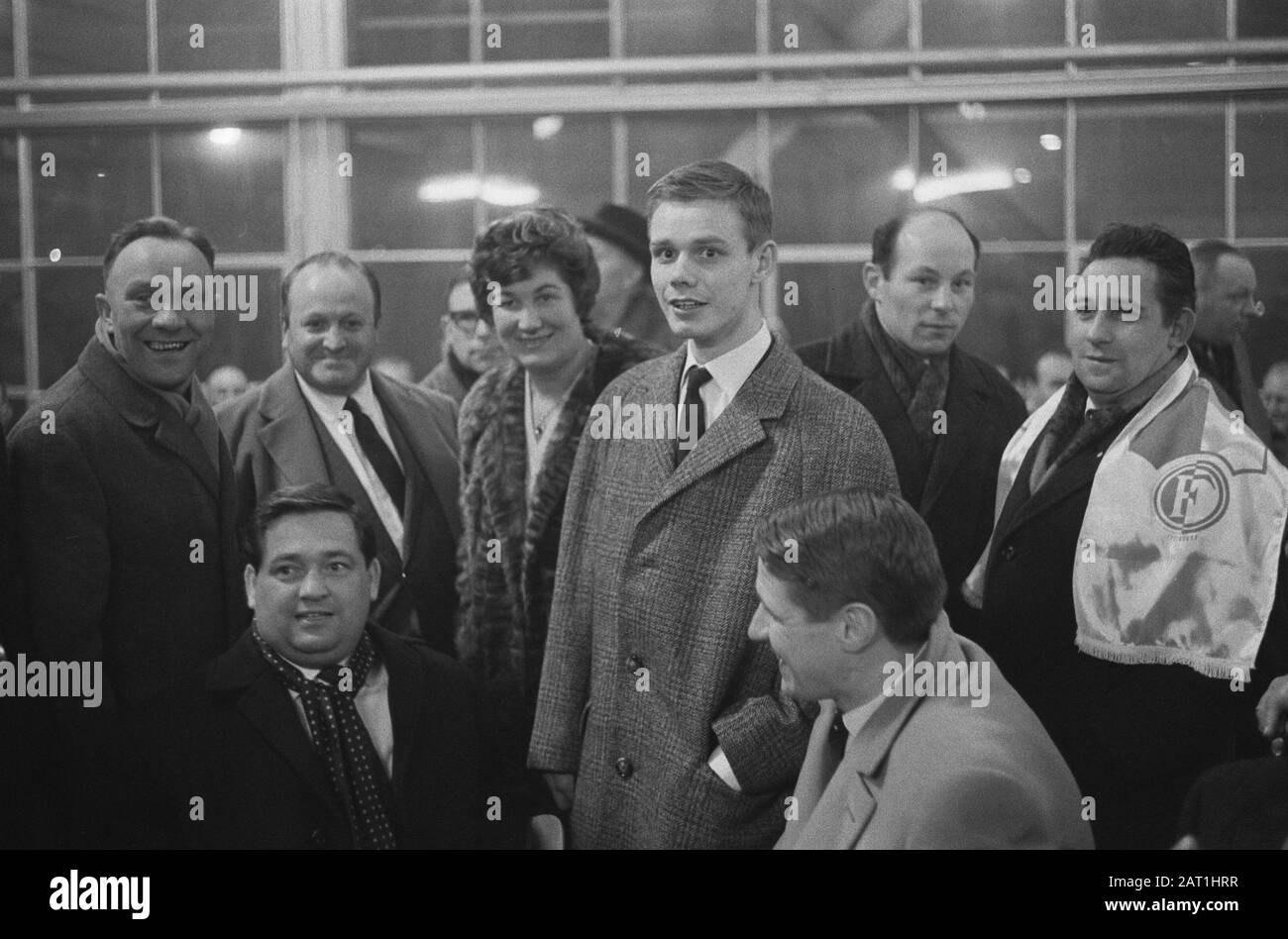Coupe Europa 1. Feyenoord contre Reims 1-1. La police prend des partisans du terrain Date: 13 mars 1963 lieu: Rotterdam, Hollande-Méridionale mots clés: Police, SUPPORTERS, sport, football Nom de l'institution: Feyenoord Banque D'Images