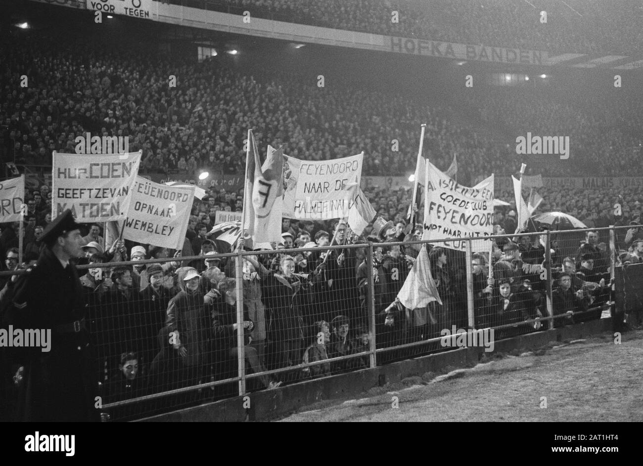 Coupe Europa 1. Feyenoord contre Reims 1-1. Supporters avec bannières Date: 13 mars 1963 lieu: Rotterdam, Zuid-Holland mots clés: SPANCHADS, SUPPORTEURS, sport, football Nom de l'institution: Feyenoord Banque D'Images