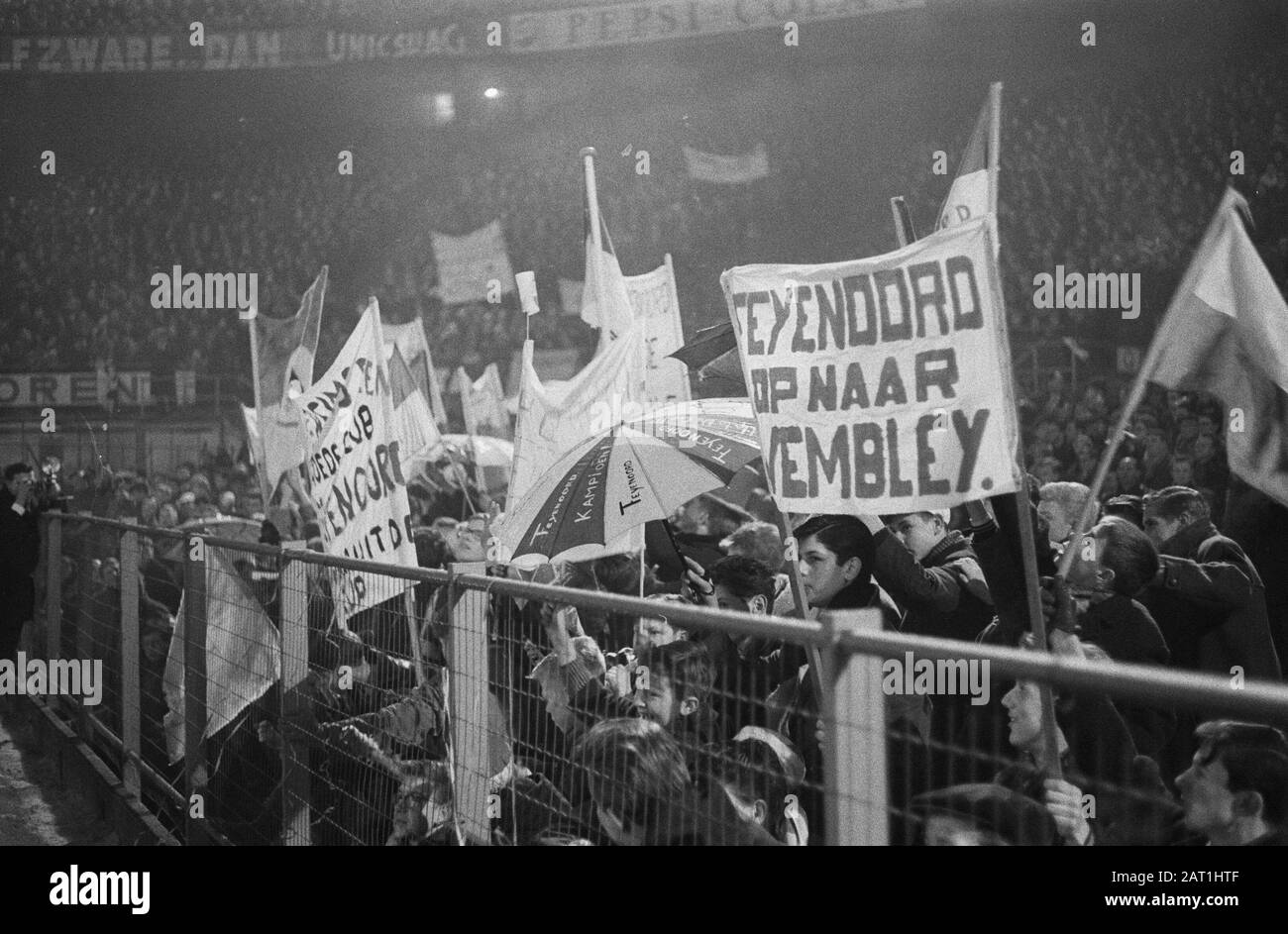 Coupe Europa 1. Feyenoord contre Reims 1-1. De Feijenoordsupporteurs avec bannières Date: 13 mars 1963 lieu: Rotterdam, Zuid-Holland mots clés: Bannières, sport, supporters, football Nom de l'institution: Feyenoord Banque D'Images