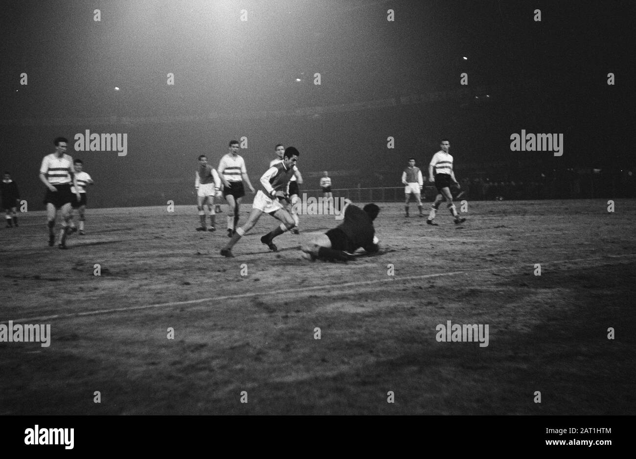 Coupe Europa 1. Feyenoord contre Reims 1-1. Moments de jeu Date: 13 mars 1963 lieu: Rotterdam, Zuid-Holland mots clés: Sport, football Nom de l'institution: Feyenoord Banque D'Images