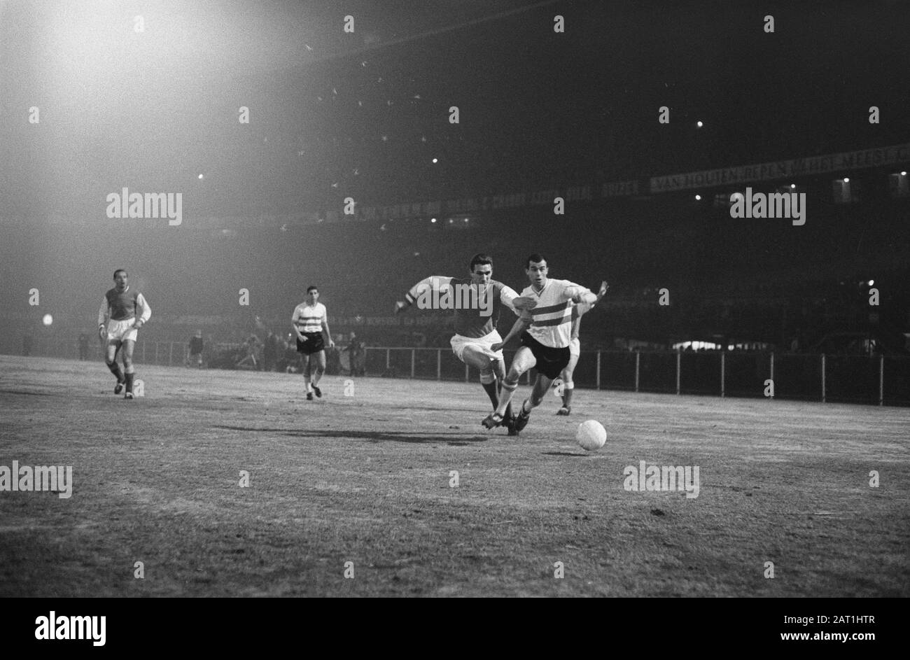Coupe Europa 1. Feyenoord contre Reims 1-1. Coen Moulijn in duel with the Frenchman Wendling Date: 13 mars 1963 lieu: Rotterdam, South Holland mots clés: Sport, football Nom personnel: Moulijn, Coen Nom de l'institution: Feyenoord Banque D'Images
