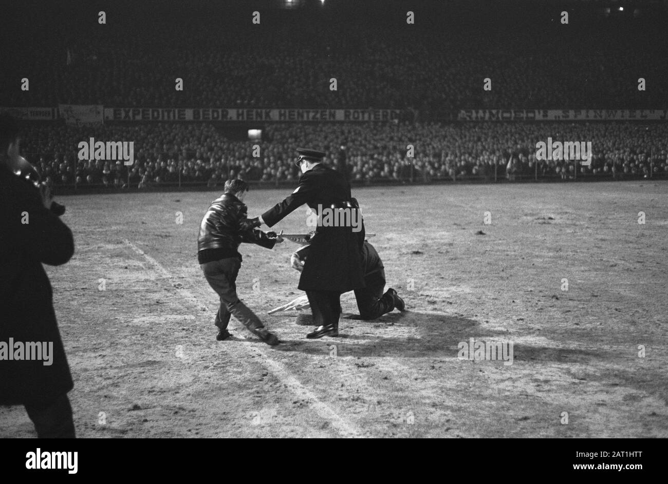 Coupe Europa 1. Feyenoord contre Reims 1-1. La police prend des partisans du terrain Date: 13 mars 1963 lieu: Rotterdam, Hollande-Méridionale mots clés: Police, SUPPORTERS, sport, football Nom de l'institution: Feyenoord Banque D'Images
