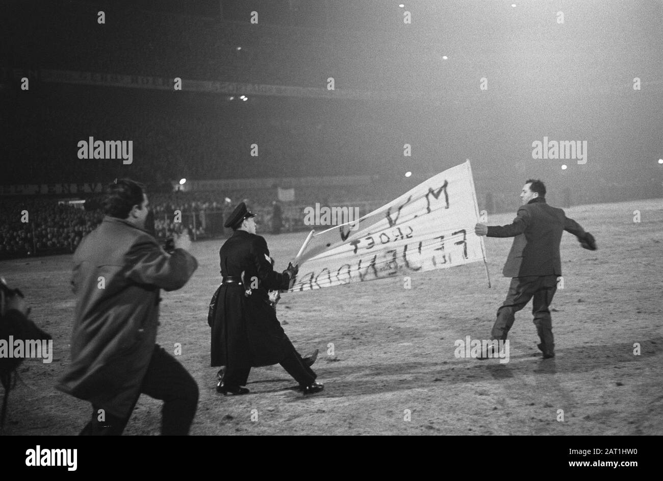 Coupe Europa 1. Feyenoord contre Reims 1-1. La police prend des partisans du terrain Date: 13 mars 1963 lieu: Rotterdam, Hollande-Méridionale mots clés: Police, SUPPORTERS, sport, football Nom de l'institution: Feyenoord Banque D'Images