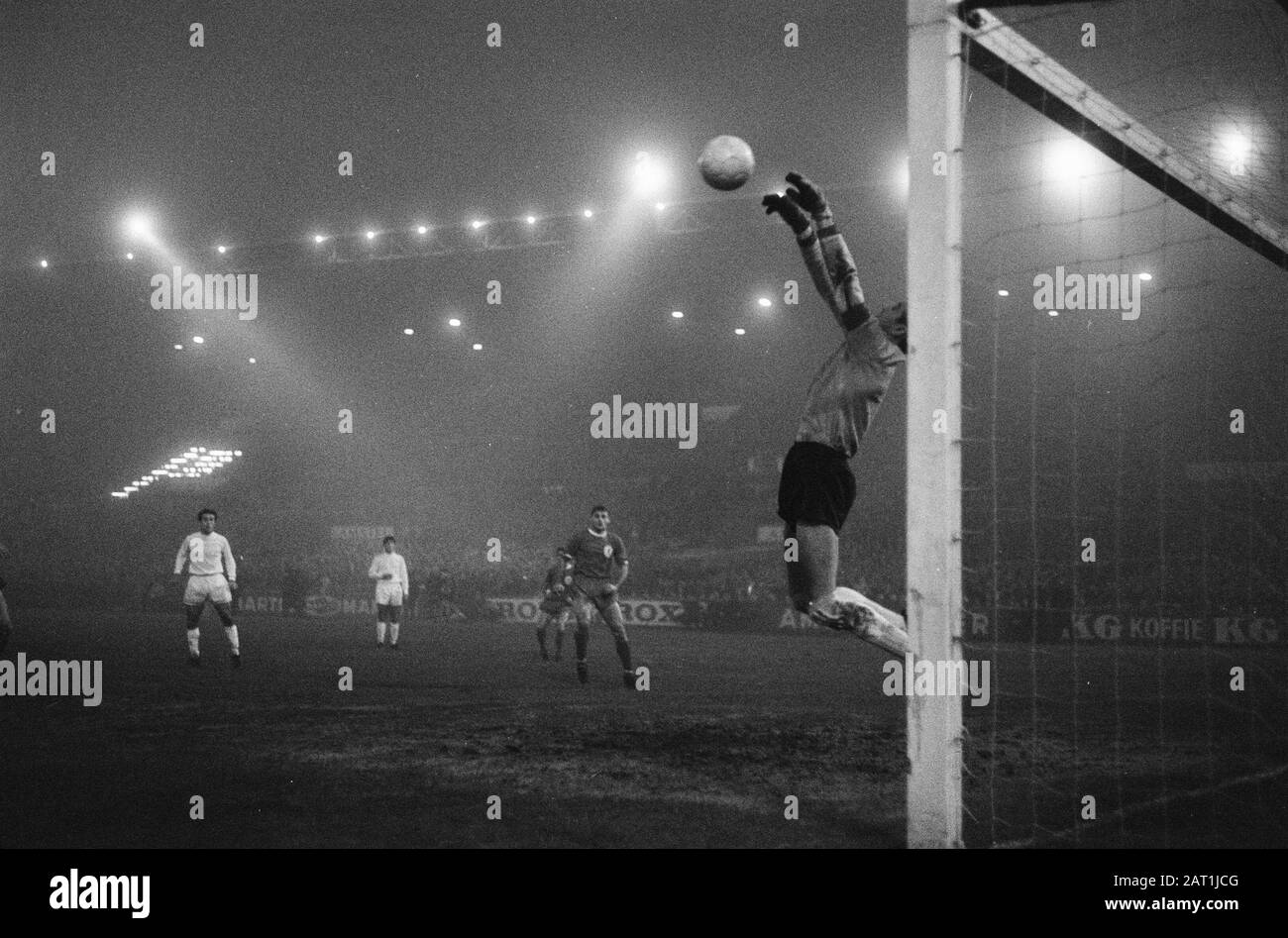 Europacup I. Ajax contre Liverpool 5-1, attaque Liverpool, Bals pleure le ballon, gauche Hunt Annotation: Célèbre" Fog match 'Date: 7 décembre 1966 lieu: Amsterdam mots clés: Sport, football Nom personnel: Bals, Gert Nom de l'institution: AJAX Banque D'Images