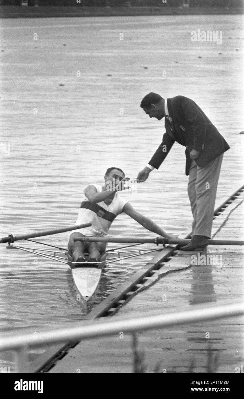 Championnats d'Europe aviron Bosbaan, 12 East German s 15, East German skif, cérémonie de remise de prix Date: 8 août 1964 lieu: Amsterdam, Amsterdam, Amsterdam Bos, Bosbaan, Noord-Holland mots clés: CHAMPIES, AVIRON, prix, récompenses Banque D'Images