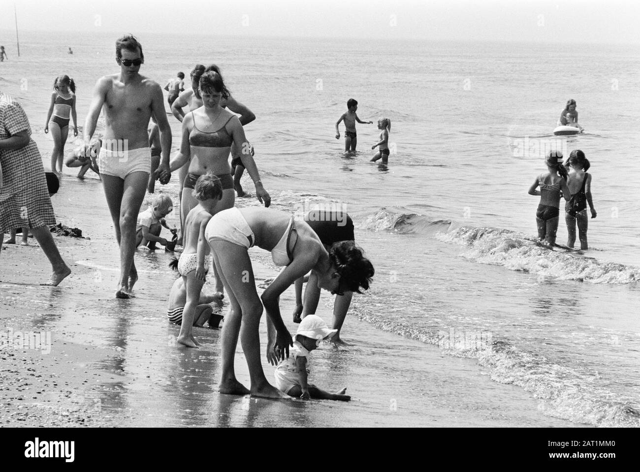 Temps chaud: Strand Zandvoort; personnes en zee Date: 9 juin 1970 lieu: Noord-Holland, Zandvoort mots clés: Plages, seeen Banque D'Images