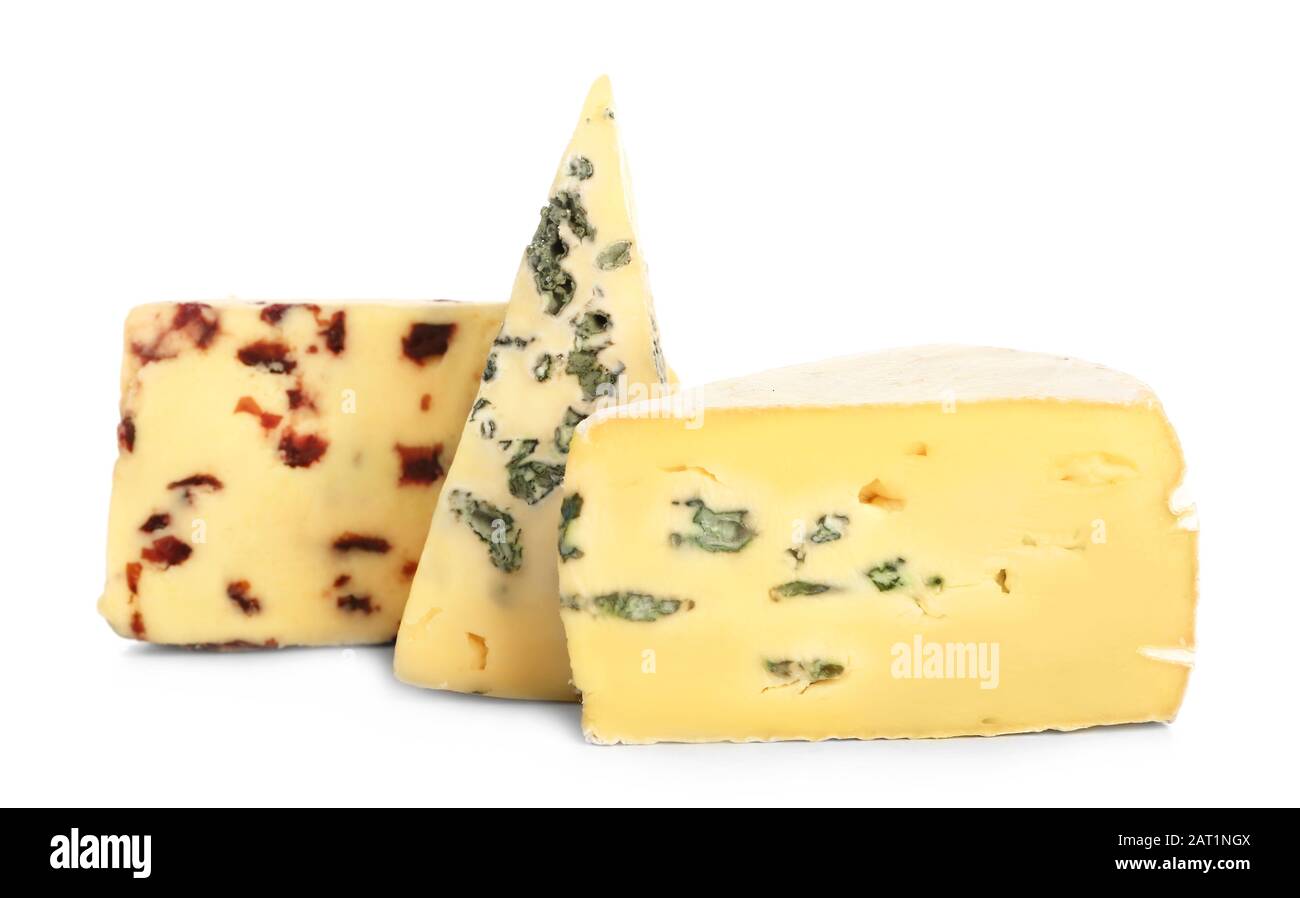 Différents fromages savoureux sur fond blanc Banque D'Images