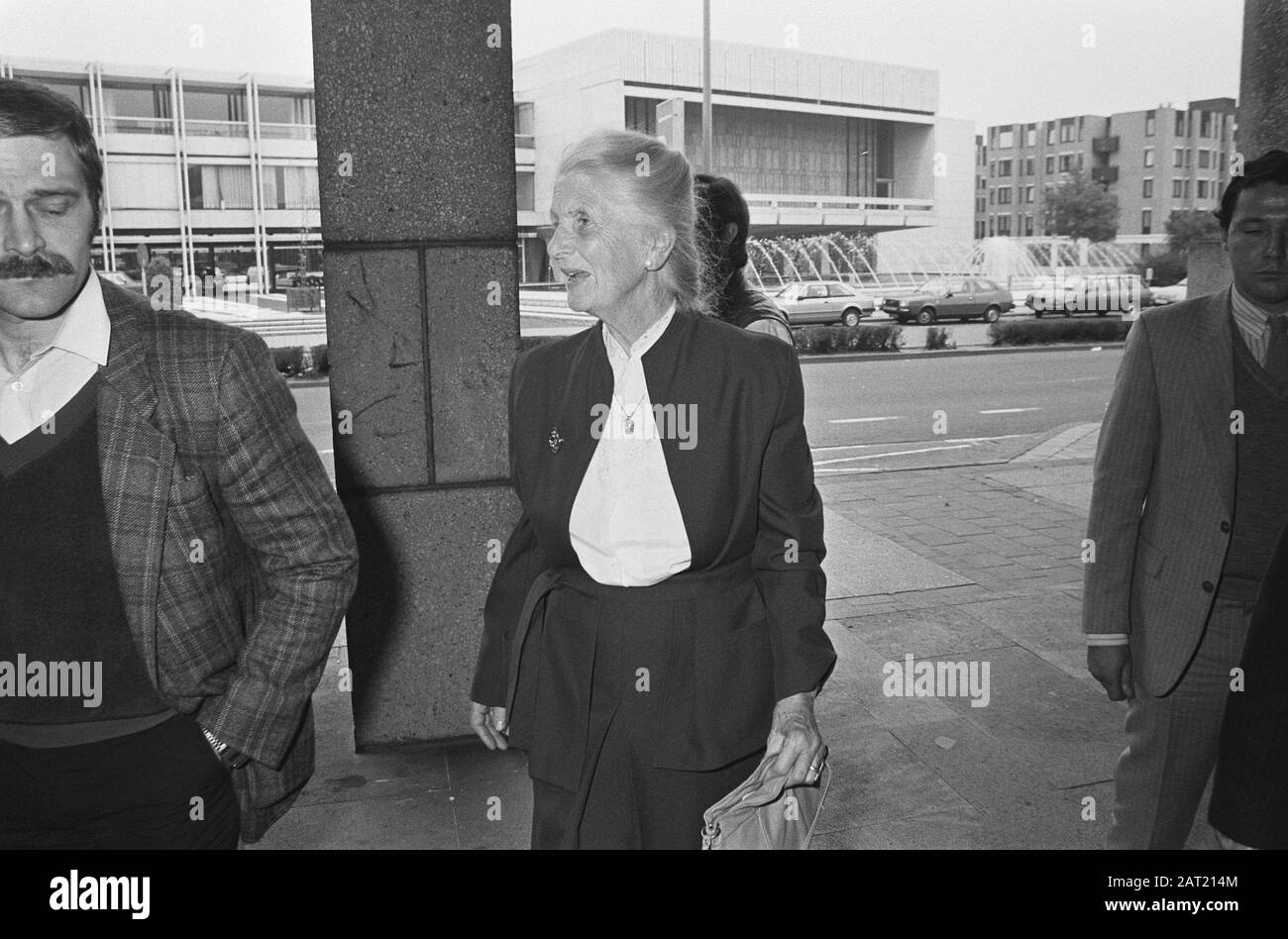 F. Rost van Tonningen-Heubel, veuve de l'ancien chef de la NSB, avant l'ouverture de l'appel concernant la possession de littérature antisémite Date : 2 octobre 1986 lieu : Arnhem, Gueldre Nom personnel : Rost van Tonningen-Heubel, Florrie Banque D'Images