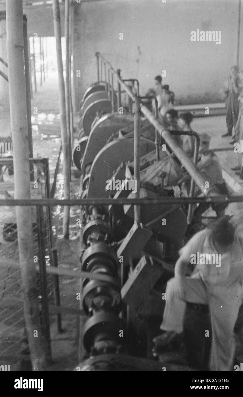 Ouverture d'une usine de caoutchouc au hall Getas Factory avec machines. Travailleurs au travail. Montre Militaire Date: 1947/12/08 Lieu: Indonésie, Pays-Bas Antilles Orientales Banque D'Images