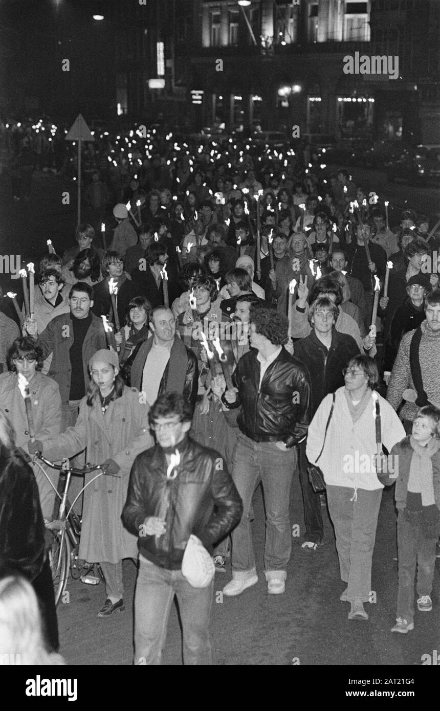 Défilé de chalumeau au Rokin à Amsterdam, en mémoire de John Lennon; environ 1000 personnes ont participé Date: 12 décembre 1980 lieu: Amsterdam, Noord-Holland mots clés: Parades de Torchlight Banque D'Images