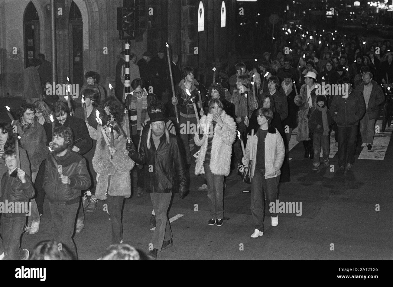 Défilé de chalumeau au Rokin à Amsterdam, en mémoire de John Lennon; environ 1000 personnes ont participé Date: 12 décembre 1980 lieu: Amsterdam, Noord-Holland mots clés: Parades de Torchlight Banque D'Images