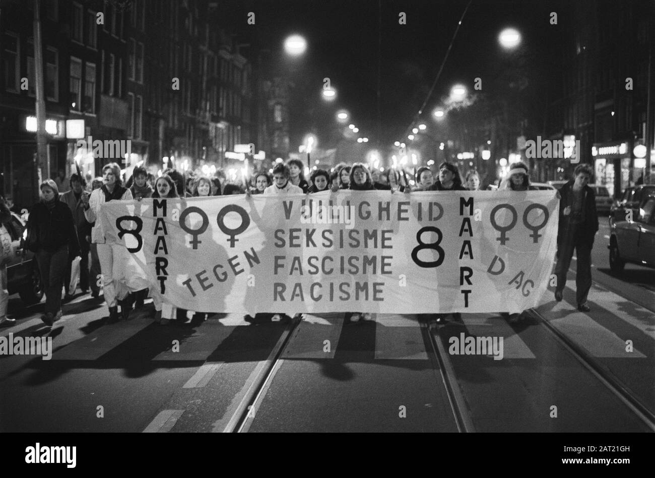 Défilé de la torche dans le contexte de la Journée internationale de la femme d'Amsterdam. Image de la manifestation Date: 8 mars 1982 lieu: Amsterdam, Noord-Holland mots clés: Démonstrations, parades torchlight Banque D'Images