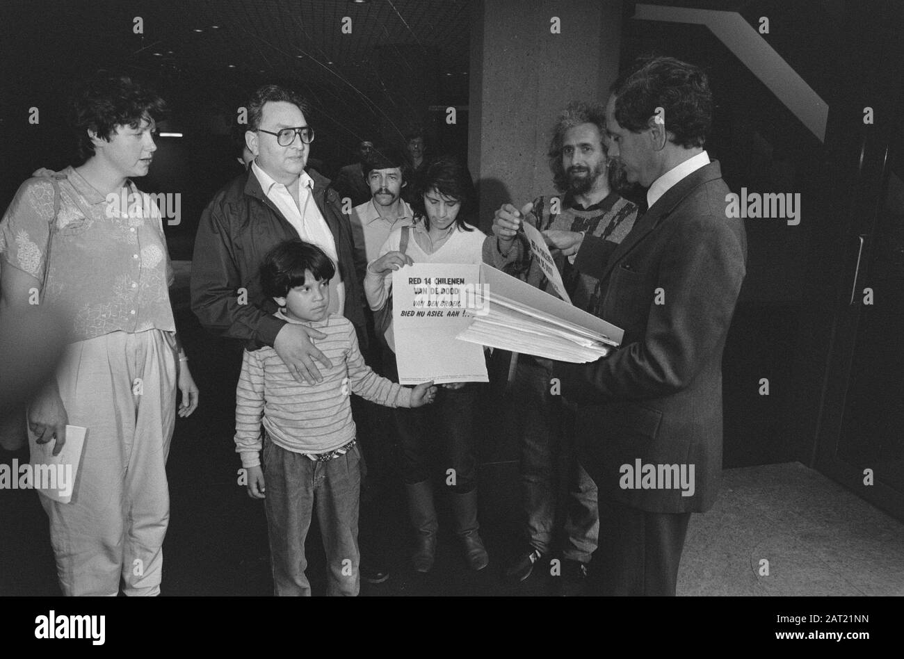 Famille de 14 personnes au Chili condamnée à mort au Ministère des affaires étrangères pétition pour asile politique Date: 17 septembre 1987 lieu: La Haye, Zuid-Holland mots clés: ASYSEEKERS, FAMELIES, pétitions Banque D'Images