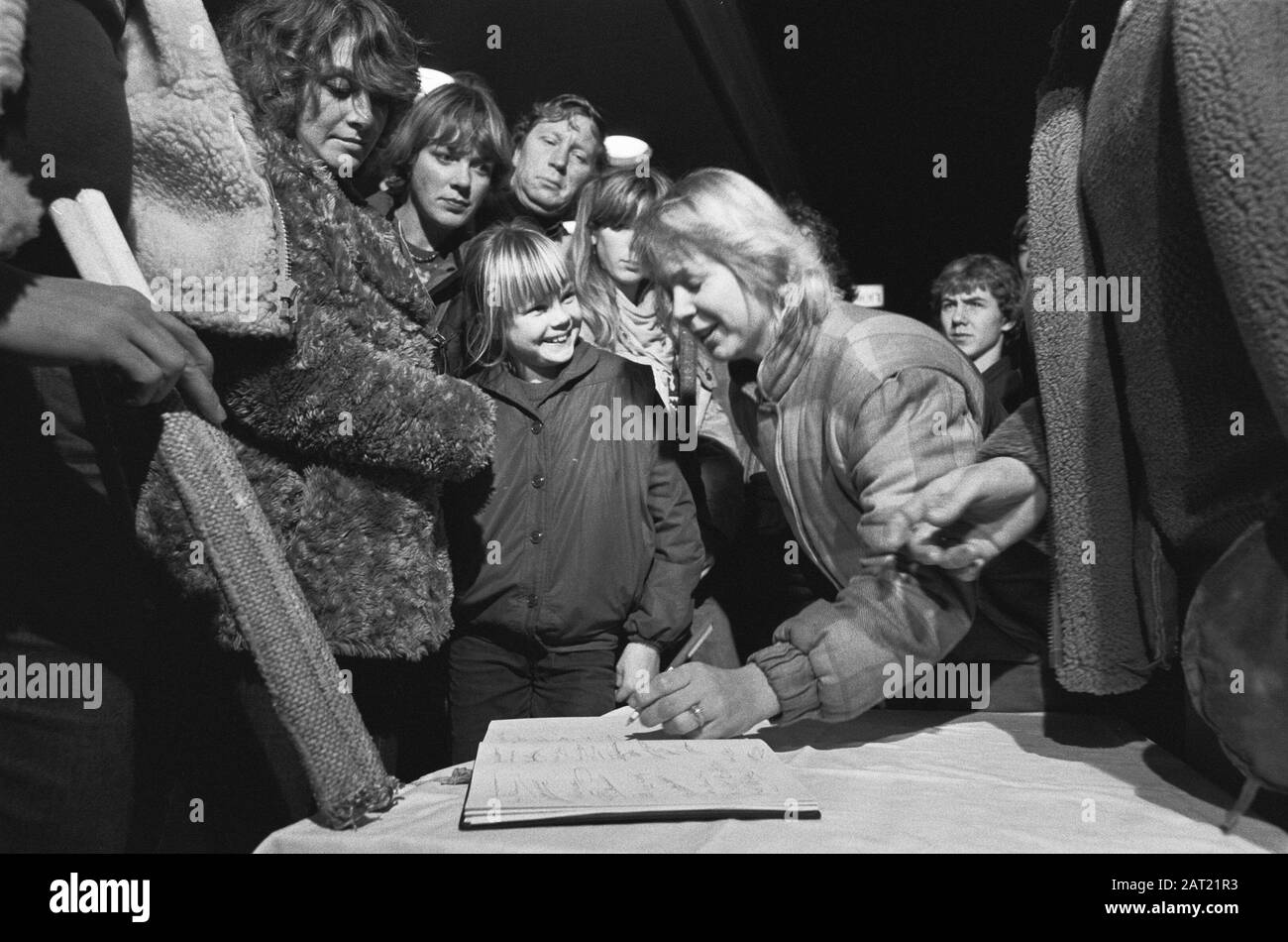 Défilé de la torche en mémoire John Lennon à Amsterdam auquel ont participé environ 1000 personnes; un participant signe un registre de condoléances Date: 12 décembre 1980 lieu: Amsterdam, Hollande-Nord mots clés: Participants, dessin Banque D'Images
