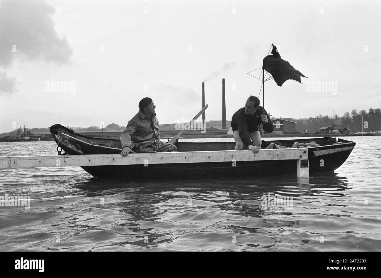 Waternuisance dans la vallée de Gueldre; terrain de football inondé rejeté. L'arbitre lors de l'inspection du champ dans un bateau à l'objectif Date: 11 décembre 1965 lieu: Gueldre mots clés: Inondations, parapluies, bateaux à ramer, arbitres, tuyaux de cheminée, terrains de football, l'exploitation forestière Banque D'Images