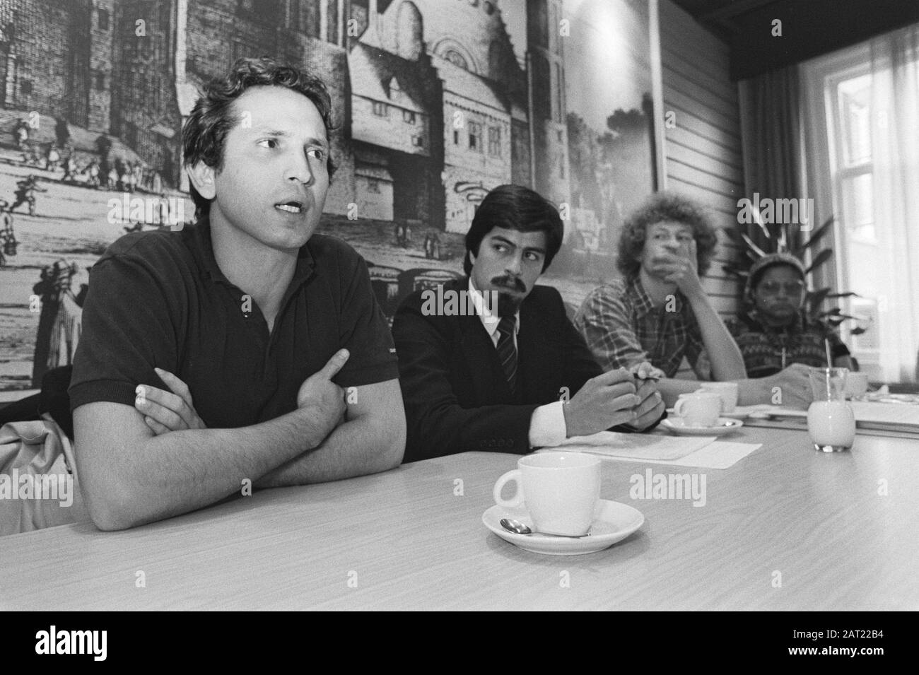 Conférence de presse à la Haye des organisations participantes à la manifestation contre l'intervention américaine en Amérique centrale de gauche à droite Ravael Guerra, Miquel Bonia, Guus Watel Date: 29 octobre 1981 lieu: La Haye, Zuid-Holland mots clés: Militants, conférences de presse Nom personnel: Bonia, Miquel, Guerra, Ravael, Watel, Guus Banque D'Images