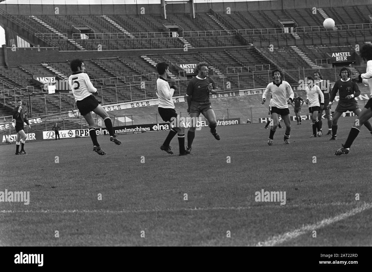 FC Amsterdam contre Hiberniaus 7-0 coupe de l'UEFA, Moment du jeu Date : 22 septembre 1974 mots clés : sport, institution de football Nom : FC Amsterdam, coupe de l'UEFA Banque D'Images