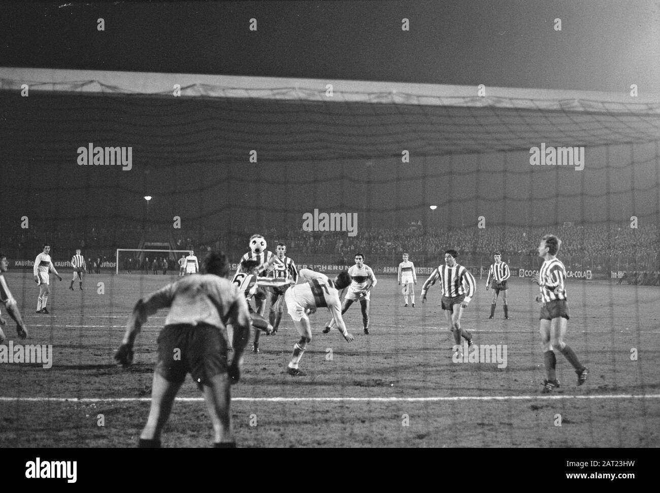 FC Koln-ado 3-0, to Europacup II game moments (Attack ADO) Date: 27 novembre 1968 mots clés: Sport, football Nom personnel: Koln institution Nom: ADO Banque D'Images