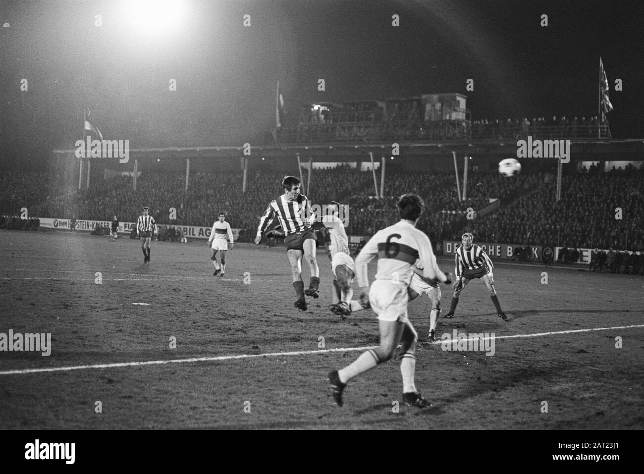 FC Koln-ado 3-0, à Europacup II Lohr scores 2-0 pour Koln Date: 27 novembre 1968 mots clés: Sport, football Nom de personne: Koln Nom de l'institution: ADO Banque D'Images