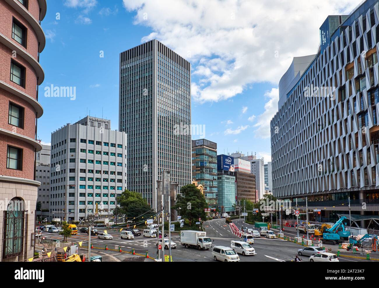 OSAKA, JAPON - 15 octobre 2019 : les grands immeubles modernes et jonctions de route dans le centre urbain autour de la gare d'Osaka, Umeda la nouvelle C Banque D'Images