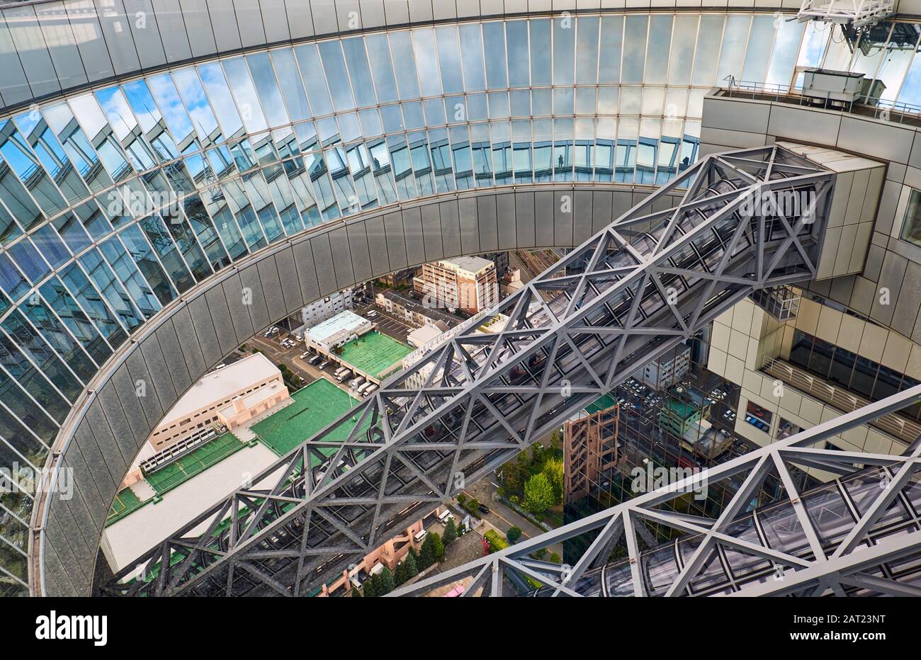 Osaka, JAPON – 15 OCTOBRE 2019 : la vue du tunnel avec l'escalier en mouvement vers l'observatoire flottant du jardin reliant deux tours d'Umeda S. Banque D'Images