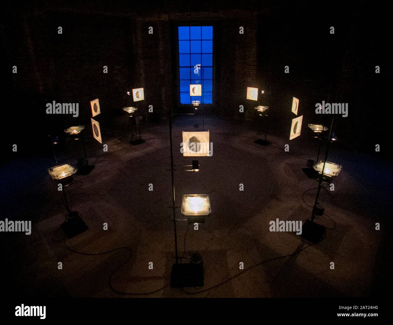 Vue générale au temple de Mussenden près de Castlerock dans le comté de Londonderry, où James Russell et Hannah Plumb présenteront Silent Light, la première installation de lumière et l'expérience du ciel sombre, du 9 au 23 février 2020, en collaboration avec la National Trust. Banque D'Images