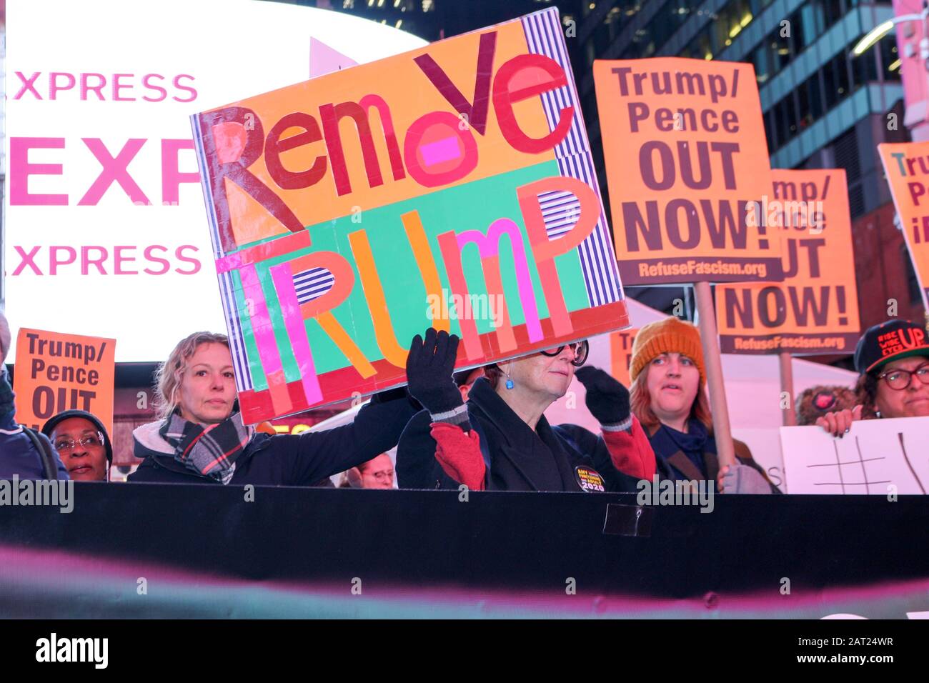 New York, États-Unis. 29 janvier 2020. Les manifestants protestent contre le GOP lors du procès de destitution du président Donald Trump à Times Square, New York, le 29 janvier 2020. (Photo De Ryan Rahman/Pacific Press) Crédit: Pacific Press Agency/Alay Live News Banque D'Images