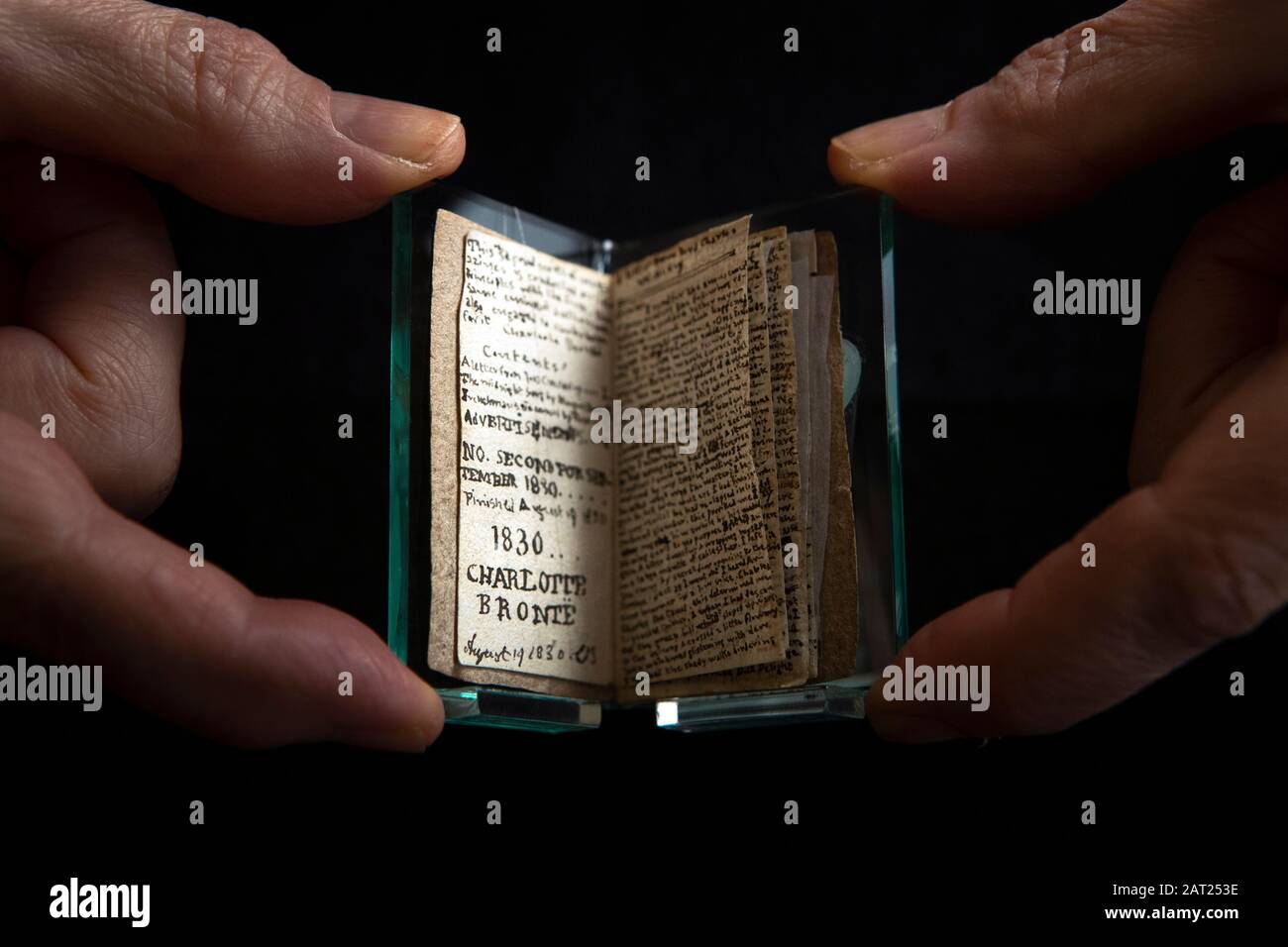 La conservatrice principale Ann Dinsdale détient un rare petit livre de 600,000 écrit par Charlotte Bronte après son retour au musée Bronte Parsonage, à Haworth, Keighley, West Yorkshire, après avoir été acheté aux enchères à Paris. Banque D'Images