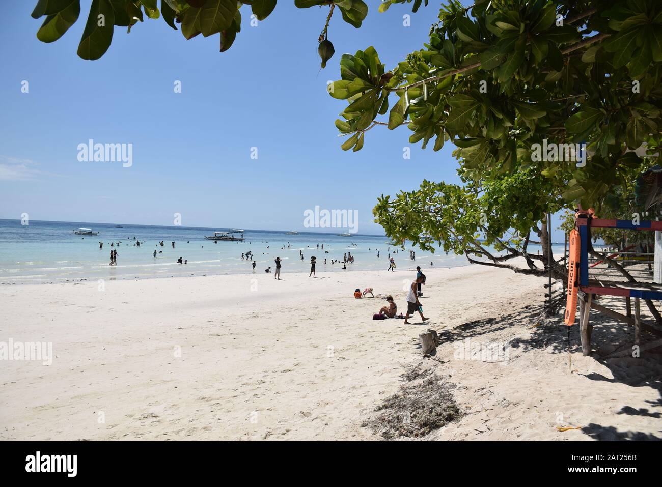 Touristes sur la belle plage de Dumaluan à Panglao, Bohol - Philippines Banque D'Images