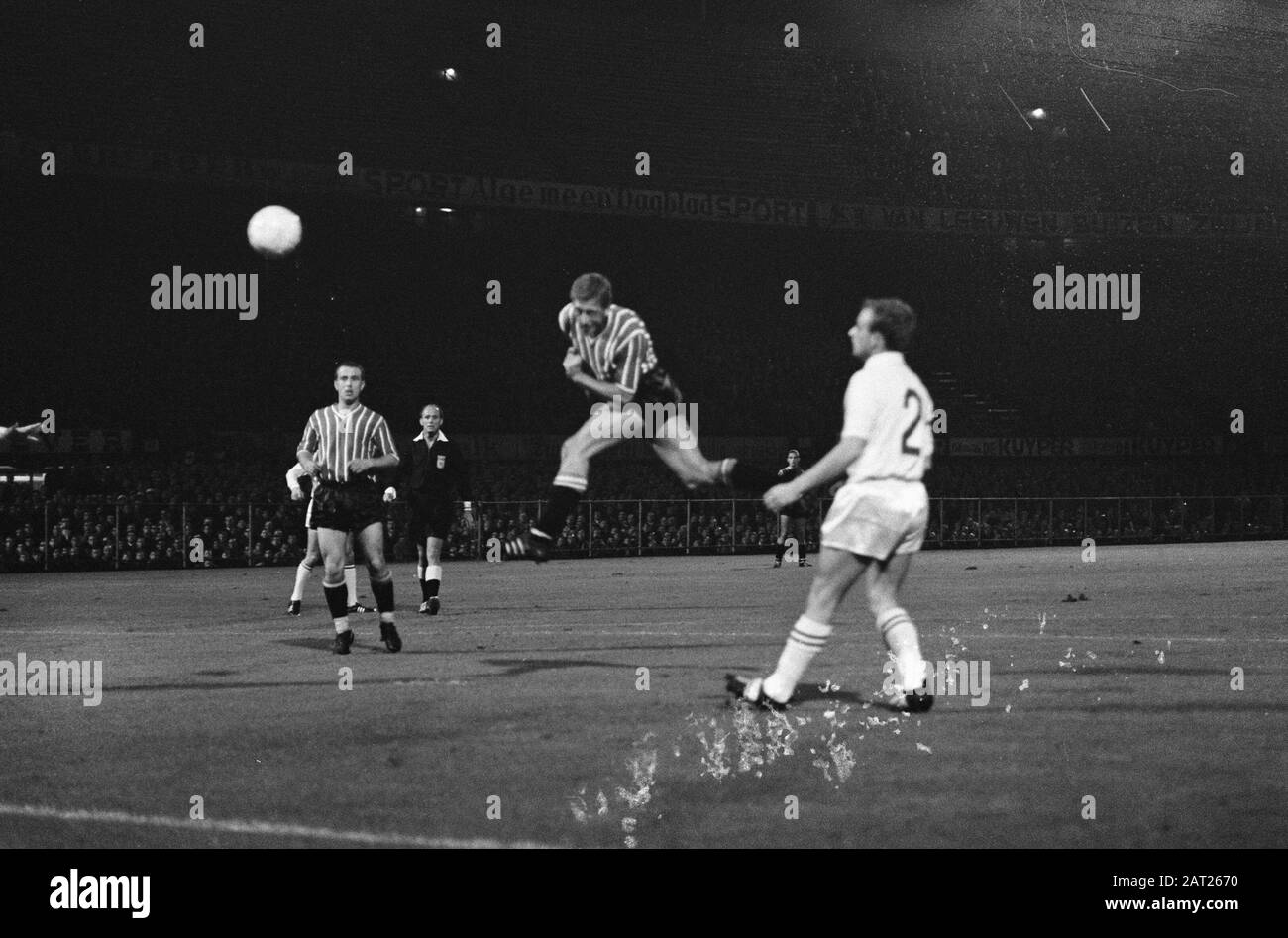 Feyenoord contre Anderlecht 0-2. Henk Groot in duel with Stockman (5) Date: 2 October 1963 mots clés: Duels, sport, football Nom personnel: Anderlecht, Groot, Henk Nom de l'institution: Feyenoord Banque D'Images