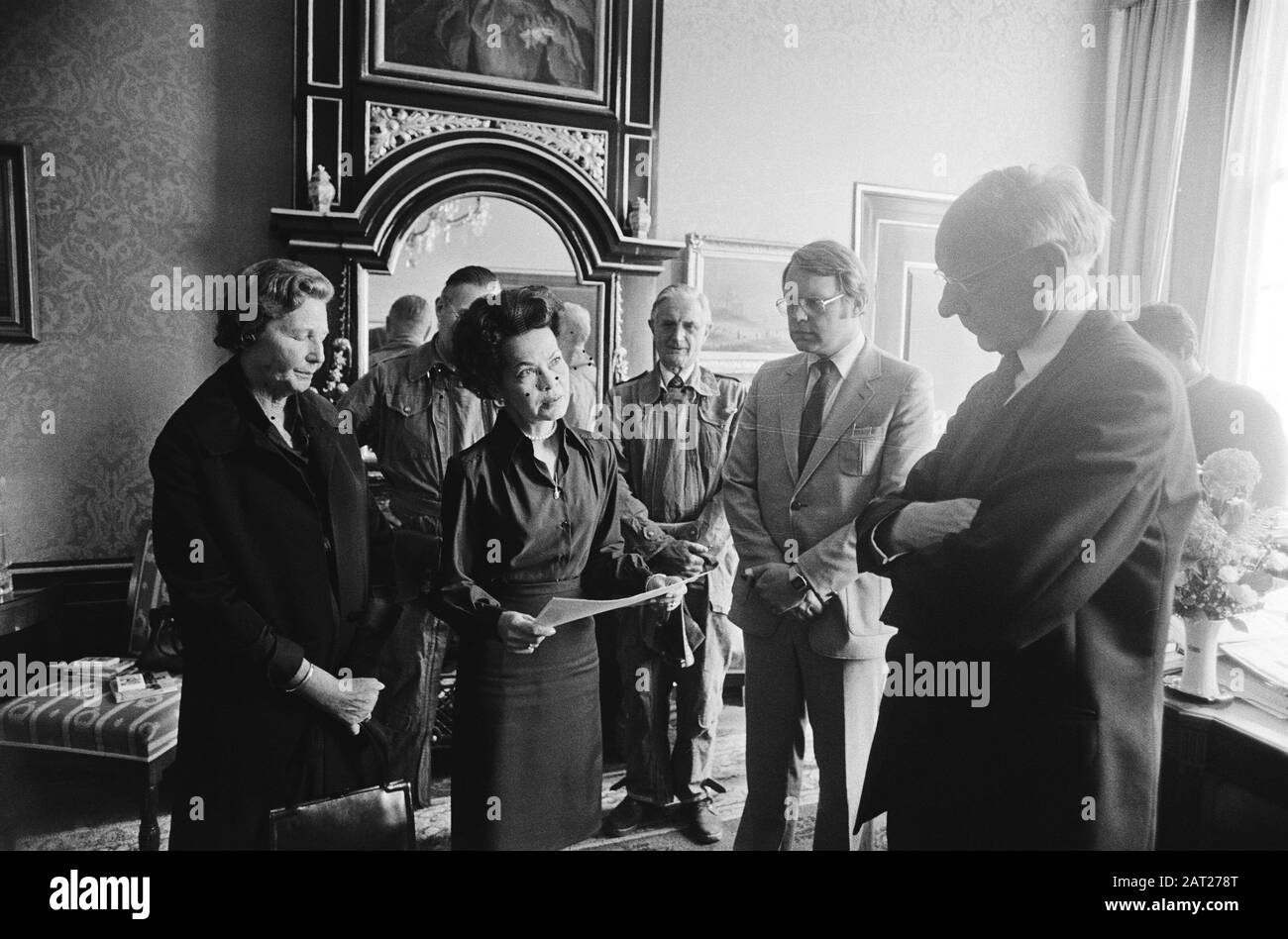 Les veuves de vieux soldats de la KNIL (Royal Dutch Indies Army) offrent au président de chambre Vondeling une pétition demandant le paiement des veuves, pétitions, présidents Date: 26 juin 1979 lieu: La Haye, Zuid-Holland mots clés: Pétitions, présidents, veuves Nom personnel: Vondeling, Anne Banque D'Images