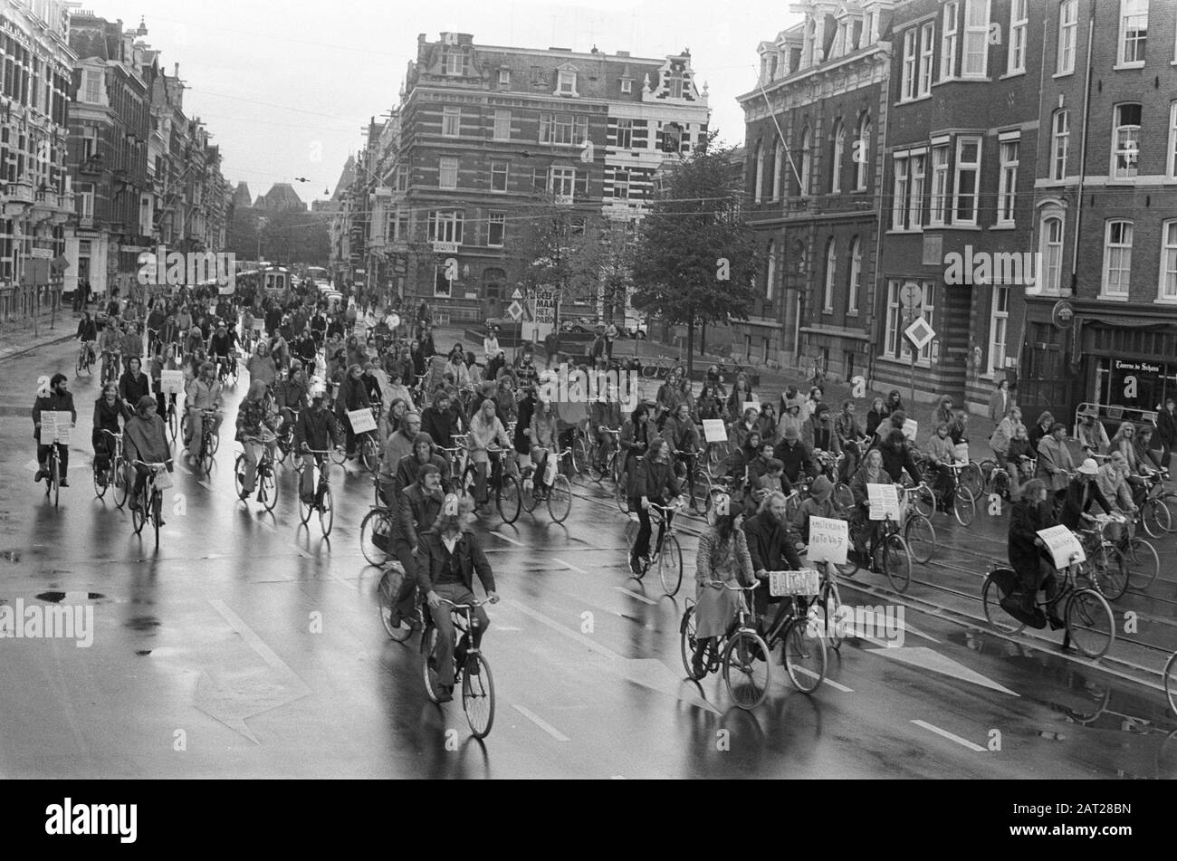 Démonstration de vélo contre la circulation automobile dans le centre-ville d'Amsterdam; aperçu des manifestants à vélo Date: 12 octobre 1974 lieu: Amsterdam, Noord-Holland mots clés: Démonstrations, cyclisme Banque D'Images