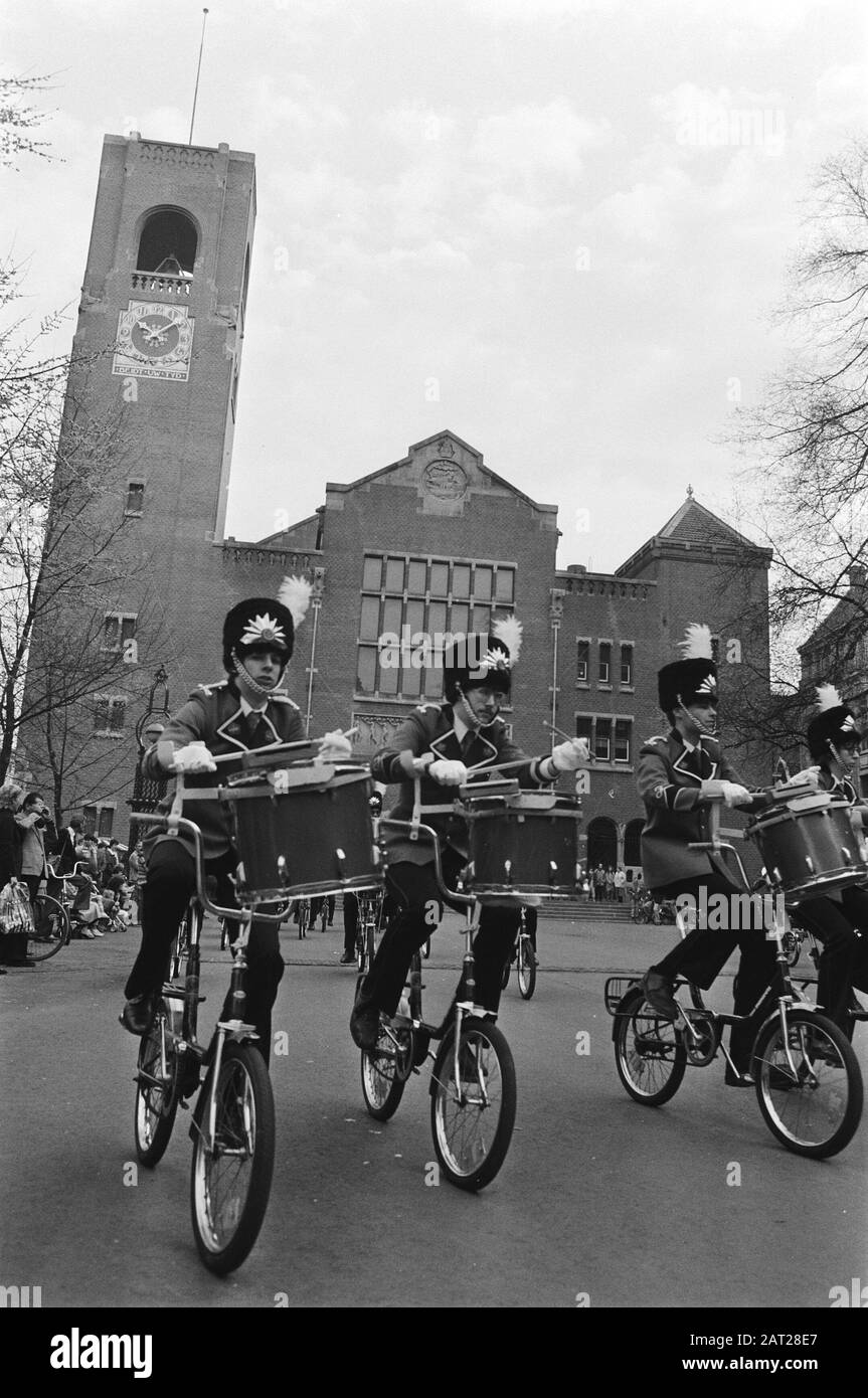 Salon de vacances à vélo 1983 au Koopmansbeurs à Amsterdam jeu à vélo du Haarlem Harmoniekapel Date: 23 avril 1983 lieu: Amsterdam, Noord-Holland mots clés: Bicyclettes, foires de vacances harmoniekapel, activités de loisirs Nom de l'établissement: Koopmansbeurs Banque D'Images