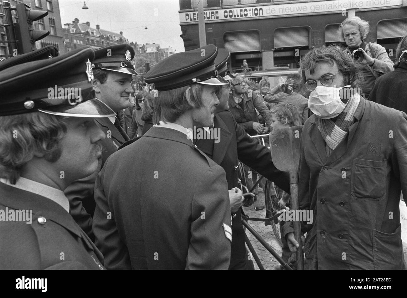 Tour en vélo Amsterdam auto-free à Amsterdam; Roel van Rey bien protégé contre les gaz d'échappement par les policiers Date: 11 mai 1974 lieu: Amsterdam, Noord-Holland mots clés: Police, Noord-Holland tours en vélo Banque D'Images