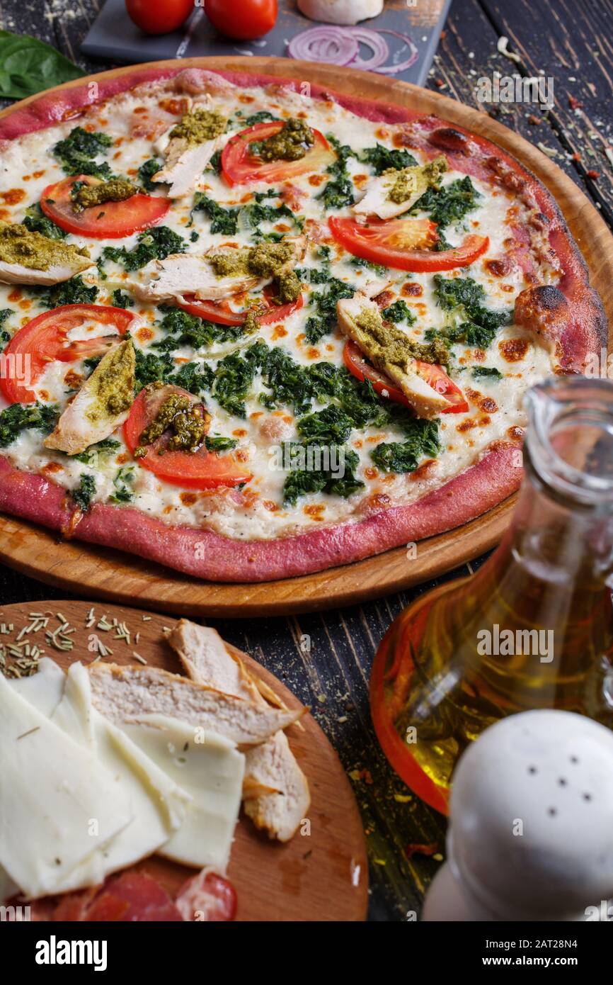 Photos de pizzas à base de pâte non traditionnelle et divers ingrédients pour la fabrication de pizzas. Banque D'Images