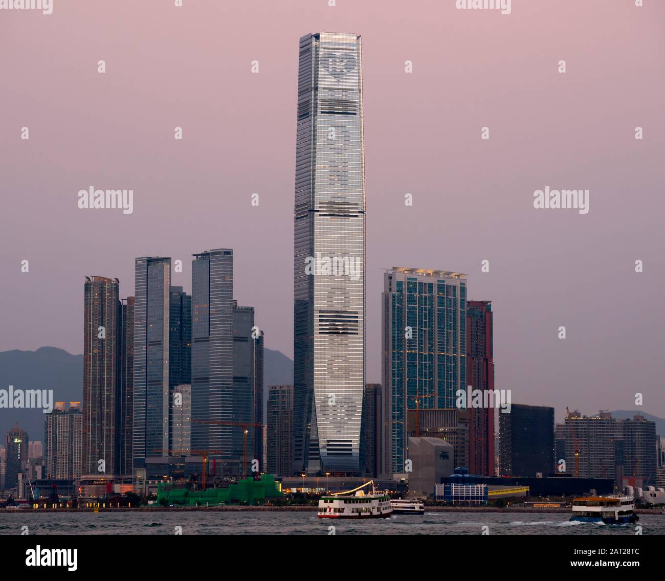 Le plus haut bâtiment de Hong Kong le Centre International du Commerce ICC, s'allume pour le nouvel an chinois 2020, Hong Kong, Chine. Banque D'Images
