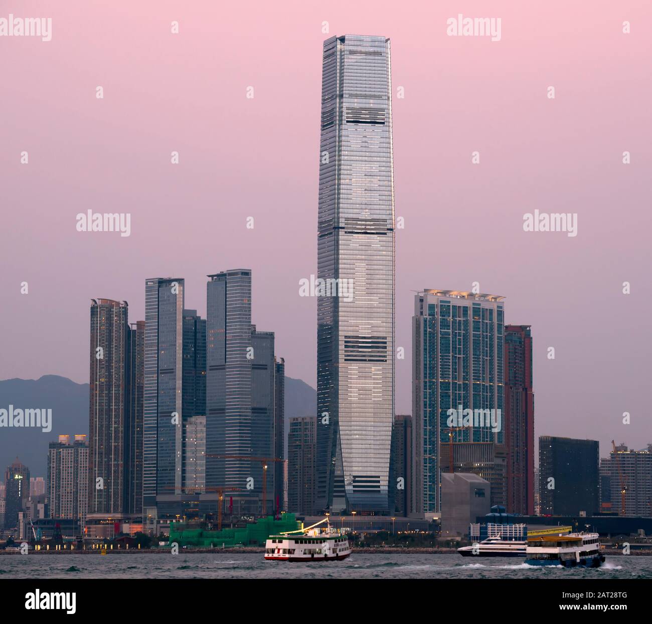 Le plus haut bâtiment de Hong Kong le Centre International du Commerce ICC, s'allume pour le nouvel an chinois 2020, Hong Kong, Chine. Banque D'Images