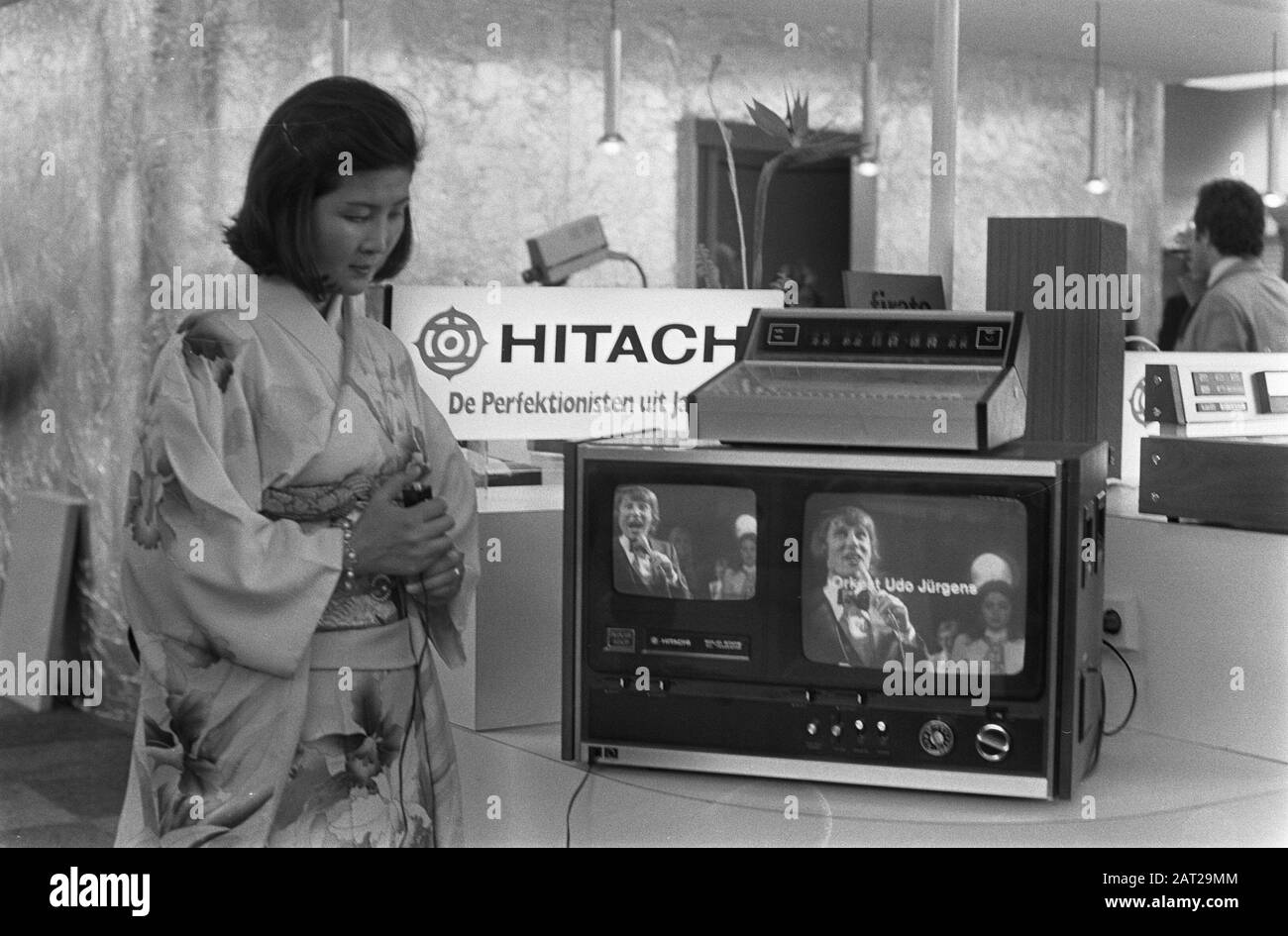 Firato 74 dans le RAI; téléviseur avec écran supplémentaire pour arrêter l'image Date: 29 août 1974 lieu: Amsterdam, Noord-Holland mots clés: Téléviseurs Nom de l'établissement: Firato Banque D'Images Firato 74 dans le RAI; téléviseur avec écran supplémentaire pour arrêter l'image Date: 29 août 1974 lieu: Amsterdam, Noord-Holland mots clés: Téléviseurs Nom de l'établissement: Firato Banque D'Images
