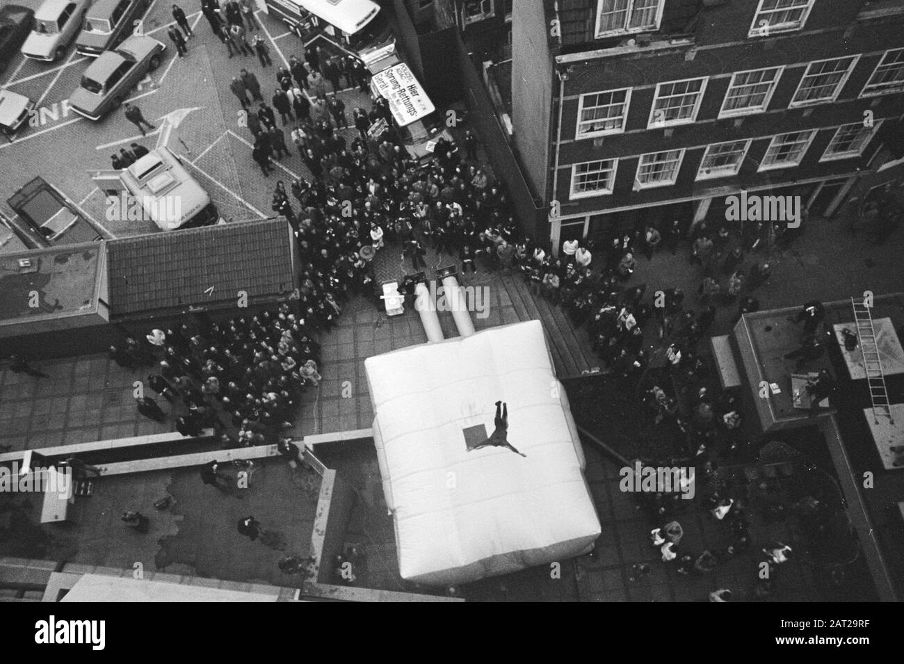 La prévention ferme des incendies démontre le saut sur coussin d'air par stuntman Koch du huitième étage Sonestahotel pendant la chute Date: 15 février 1977 mots clés: PRÉVENTION des incendies, Stuntmen Nom personnel: Koch Nom de l'établissement: Sonesta Hotel Banque D'Images
