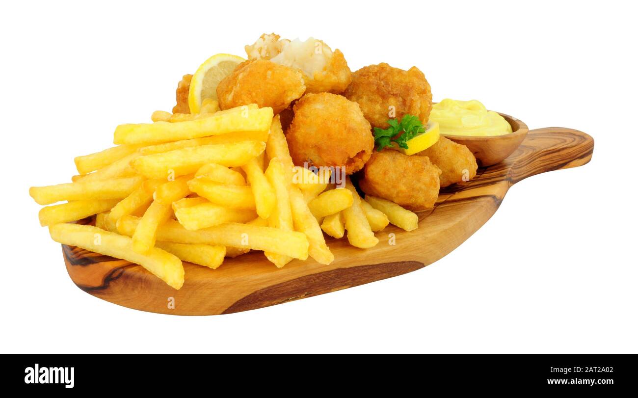 Morsures de morue battues avec frites de pommes de terre et sauce à la mayonnaise sur un panneau de service en bois d'olive isolé sur fond blanc Banque D'Images