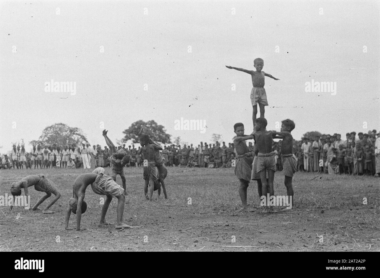 Visitez Le Ministre Romme En Grande-Orient [Makassar, Menado, Ambon, Flores, Surabaya] Flores. Maumer. Enfants Faisant De L'Acrobatie Date : 31 Janvier 1947 Lieu : Indonésie, Antilles Néerlandaises De L'Est Banque D'Images