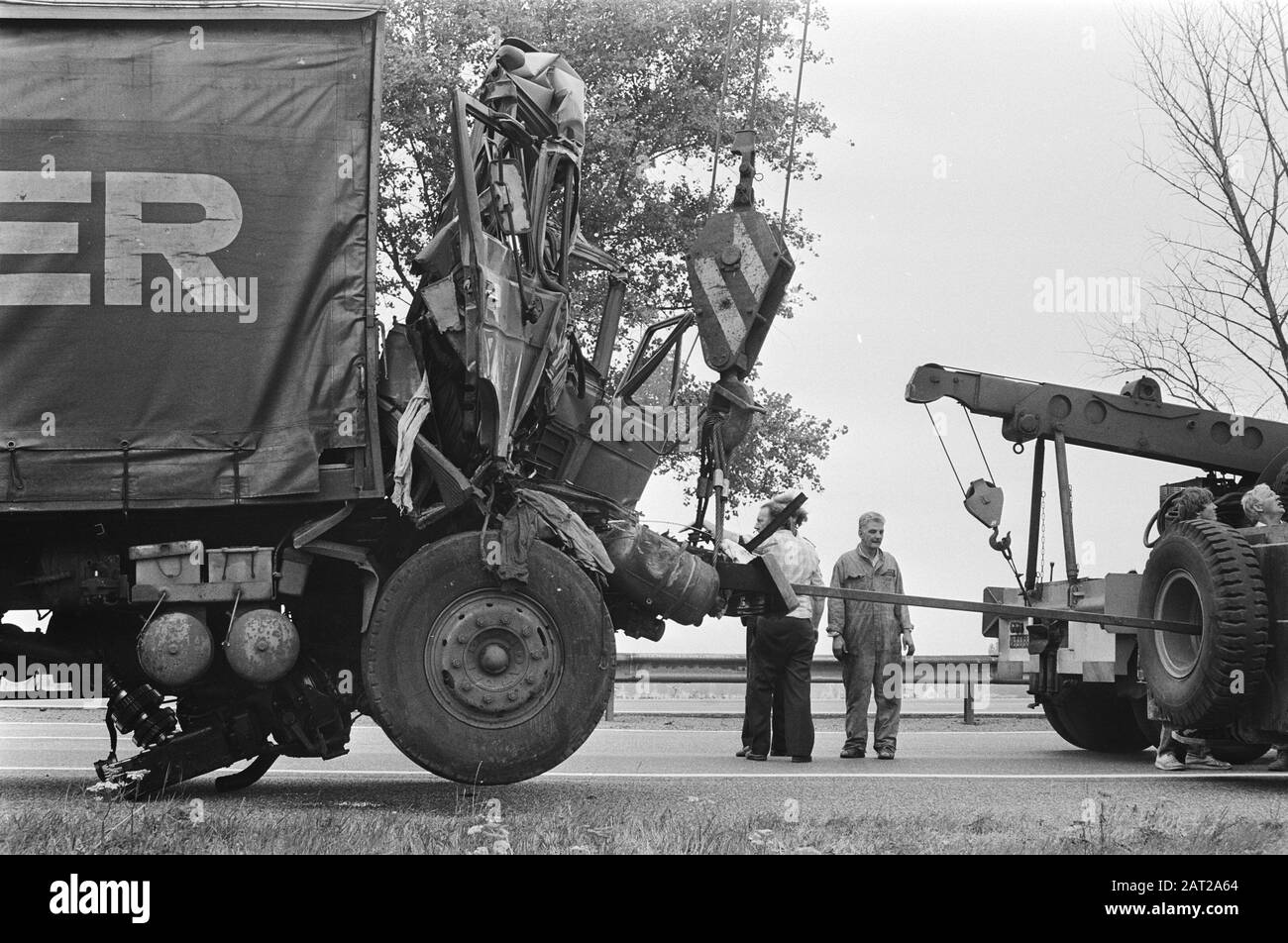 Camion d'accident sur l'A2 entre Utrecht et Den Bosch remorquage de l'épave Date : 28 juillet 1983 mots clés : accidents de la circulation, camions Banque D'Images