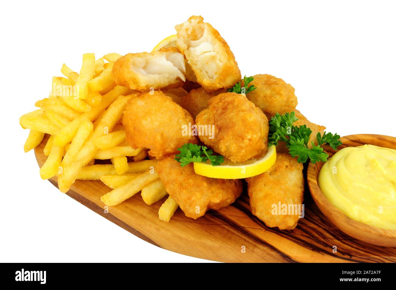 Morsures de morue battues avec frites de pommes de terre et sauce à la mayonnaise sur un panneau de service en bois d'olive isolé sur fond blanc Banque D'Images