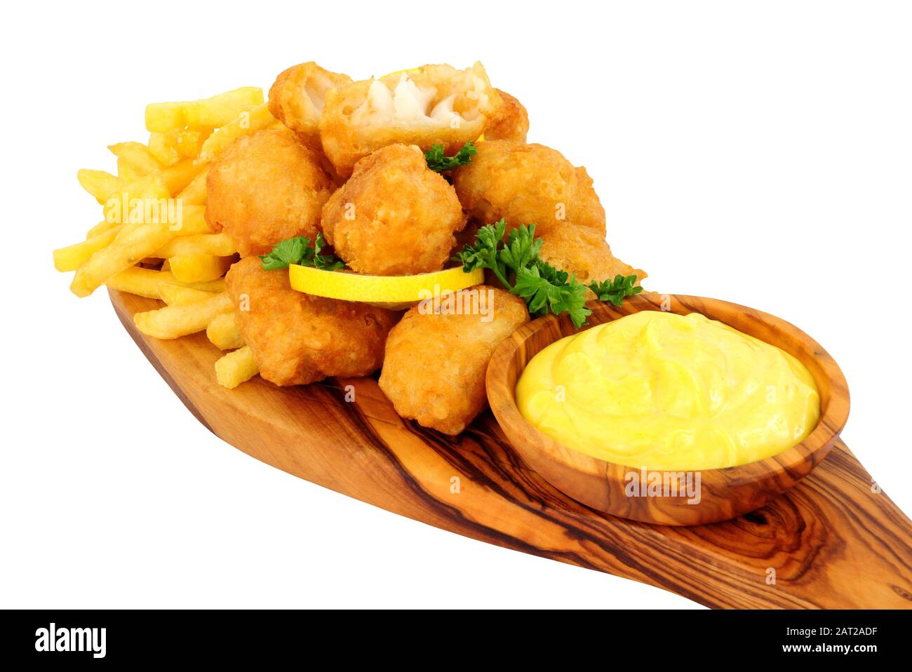 Morsures de morue battues avec frites de pommes de terre et sauce à la mayonnaise sur un panneau de service en bois d'olive isolé sur fond blanc Banque D'Images