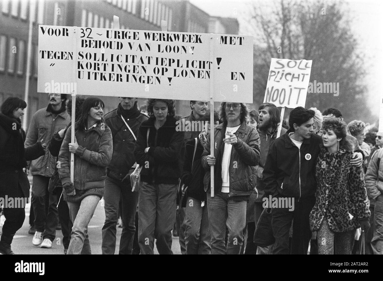 FNV-le mouvement des jeunes démontre à la Haye la politique gouvernementale Date: 17 novembre 1984 lieu: La Haye, Zuid-Holland mots clés: Manifestations Banque D'Images