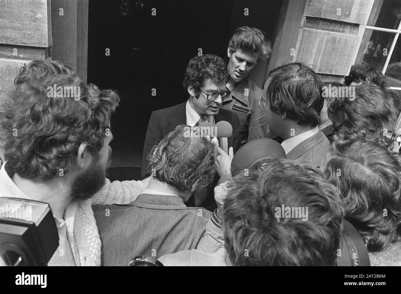 Travail de formation aux Affaires générales; le chef de groupe PvdA Van Thijn est parlé à la presse Date: 14 juillet 1977 mots clés: Chefs de groupe Banque D'Images