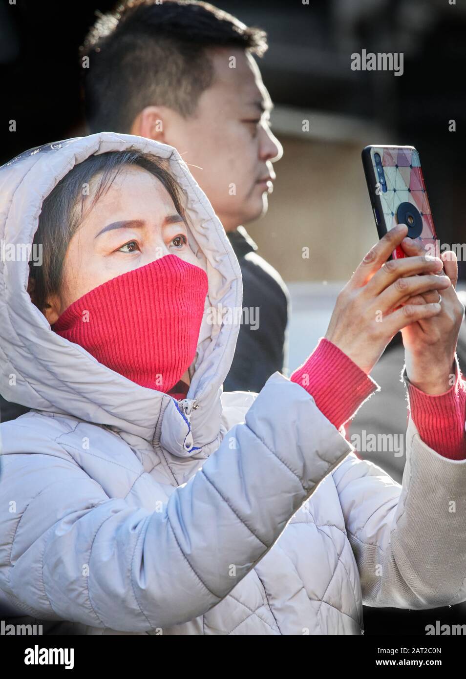 Masque de visage porté par un touriste chinois à l'extérieur de Trinity College, Cambridge, Angleterre, le 30 janvier 2020, pour empêcher de attraper la grippe de coronavirus. Banque D'Images