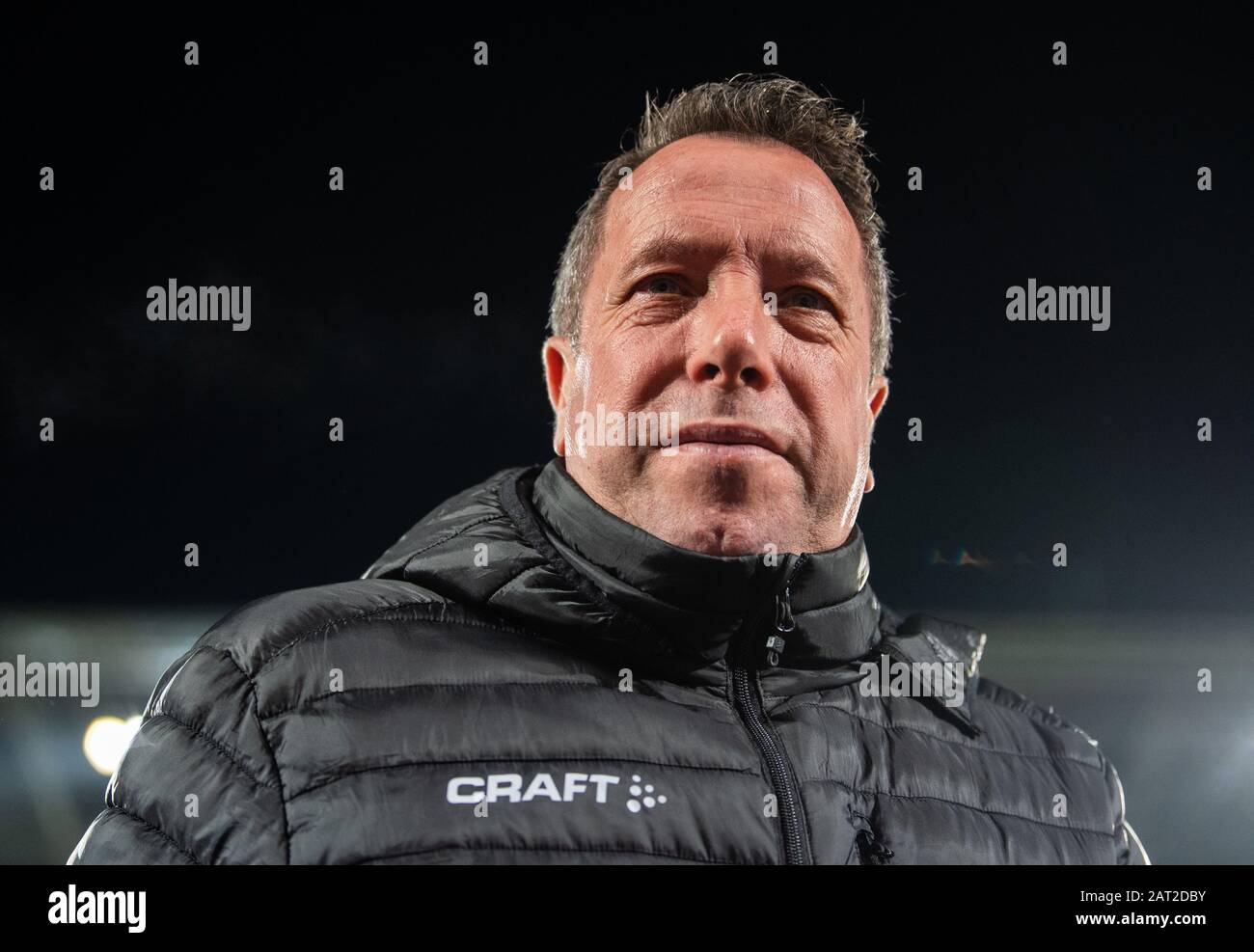 29 janvier 2020, Saxe, Dresde: Football: 2ème Bundesliga, SG Dynamo Dresden - Karlsruher SC, 19ème jour de match, à l'entraîneur de Rudolf-Harbig-Stadium Dynamos Markus Kauczinski est sur le point de commencer le match dans le stade. Photo: Robert Michael/dpa-Zentralbild/dpa - NOTE IMPORTANTE: Conformément aux règlements de la DFL Deutsche Fußball Liga et du DFB Deutscher Fußball-Bund, il est interdit d'exploiter ou d'exploiter dans le stade et/ou à partir du jeu des photos prises sous forme d'images de séquence et/ou de séries de photos de type vidéo. Banque D'Images