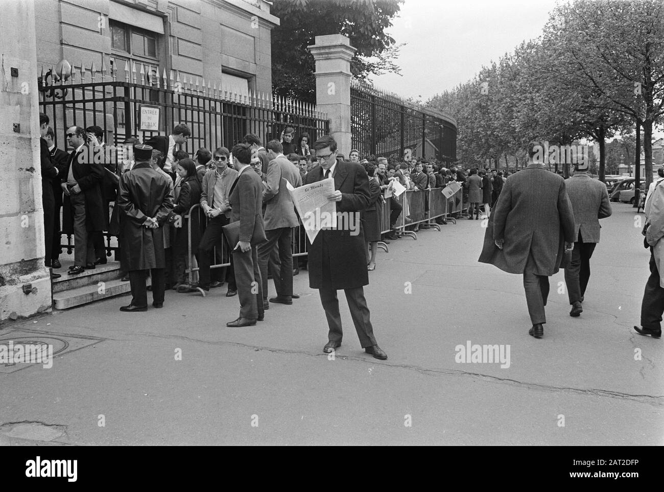 France. Les gens attendent à l'Assemblée nationale Date: 28 mai 1968 lieu: France Banque D'Images